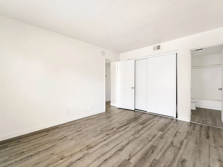 5303 Del Gado Dr — Photo 12