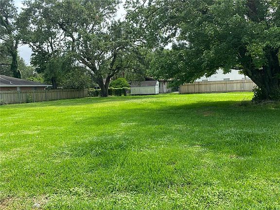 4th image of 816 Colony Pl
