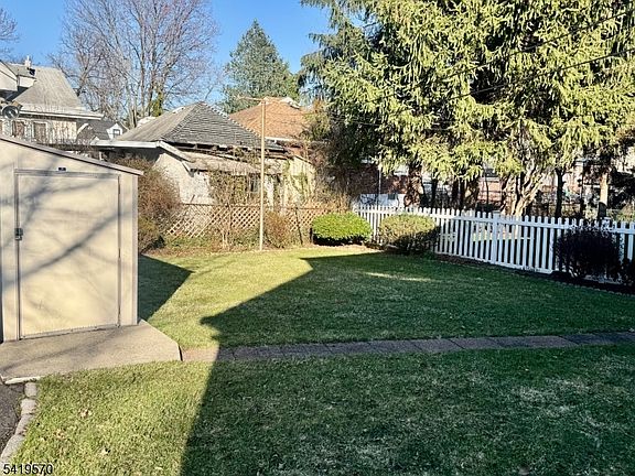 3rd image of 689 Linden Ave