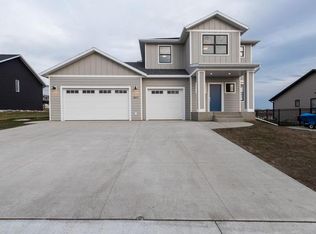4617 Grey Hawk Ln, Bismarck, ND 58503