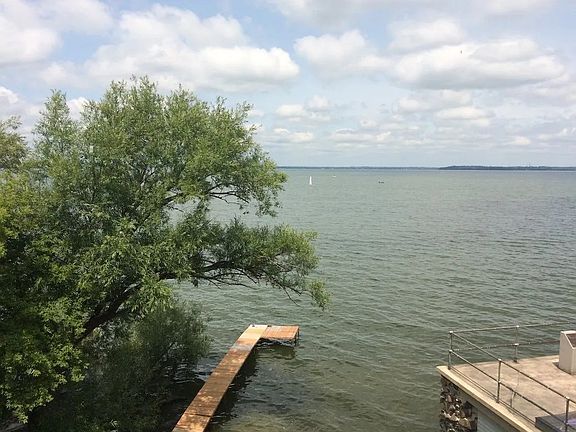 2nd image of 225 E Lakelawn Pl