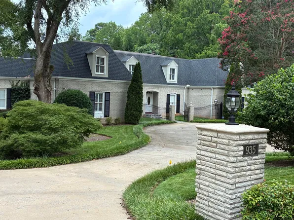 935 19th Ave NW, Hickory, NC 28601