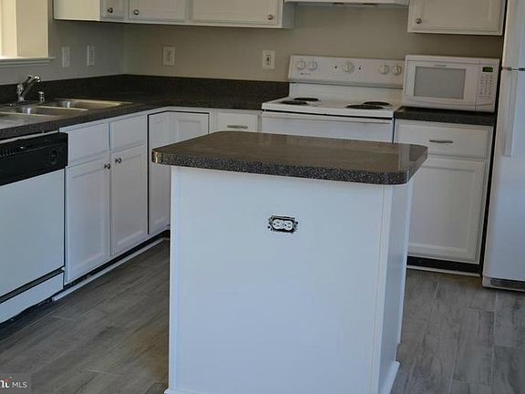 3rd image of 110 Raquel Ct