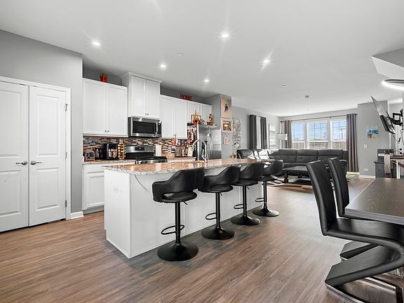 4th image of 47 Nicholas Dr E