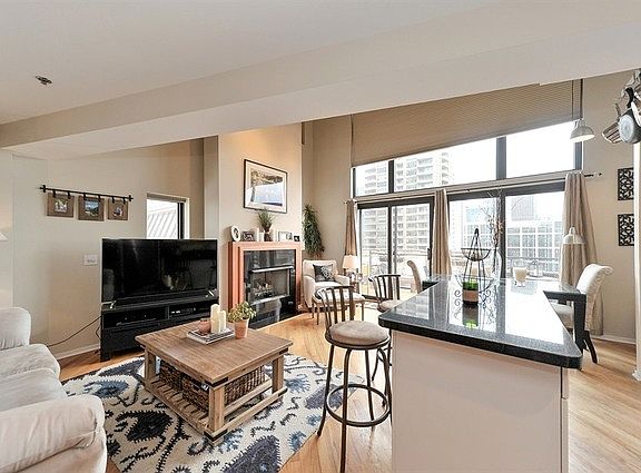 4th image of 616 W Fulton St APT 717