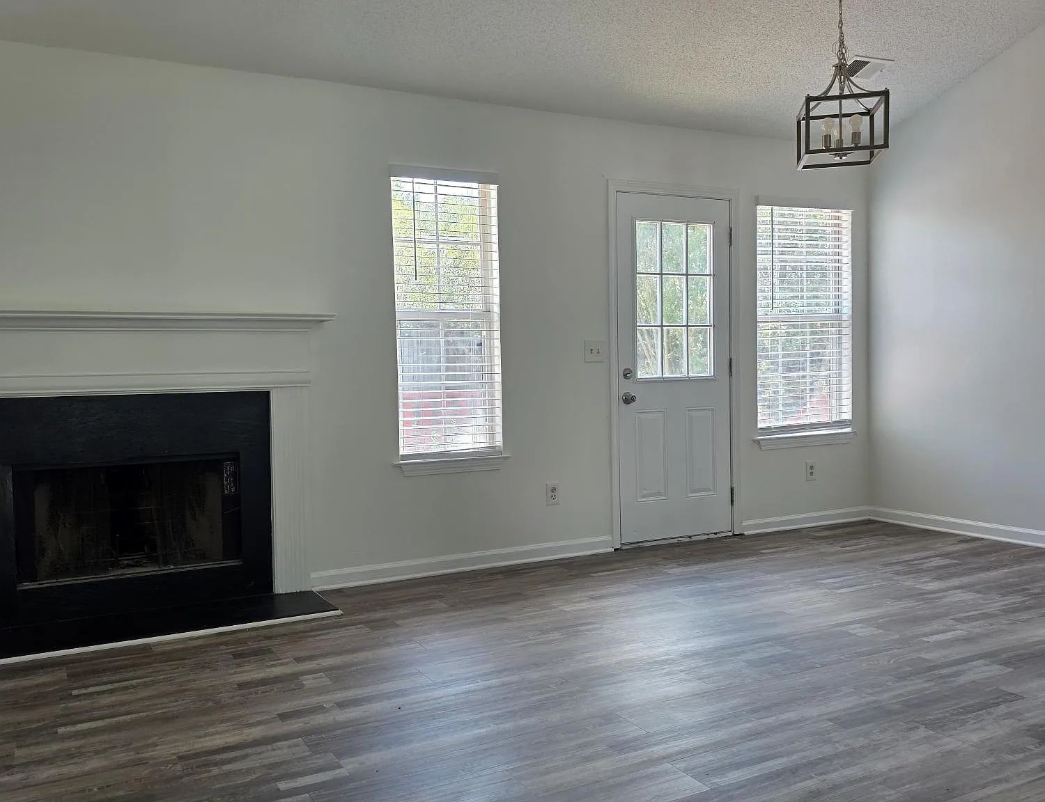 3 bed, 1349 sqft, $2,095 — Photo 4