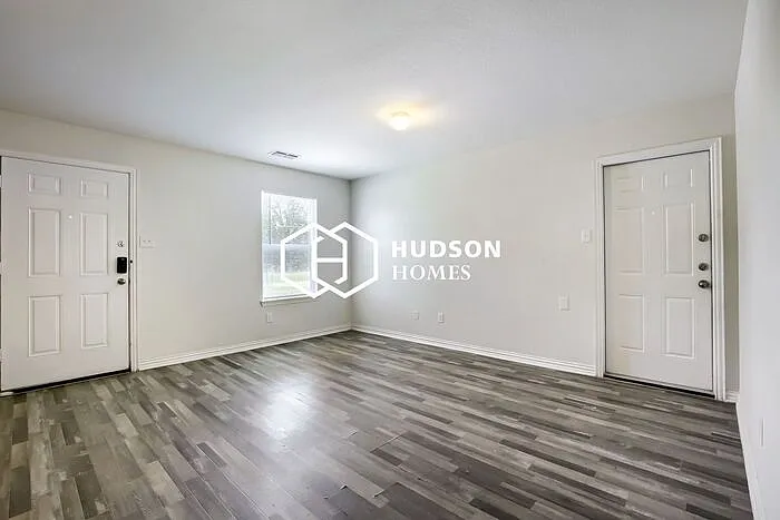 3 bed, 1.0 bath, 838 sqft, $699 — Photo 3