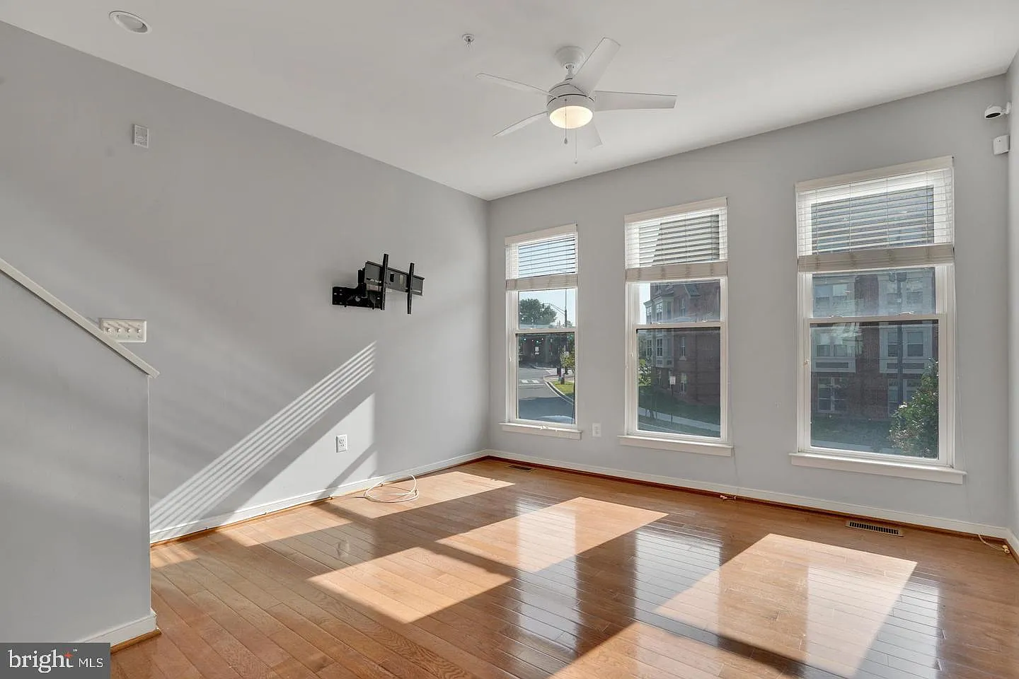3 bed, 2.5 bath, 1552 sqft, $4,000 — Photo 4
