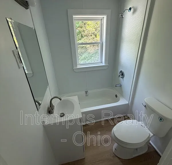 550 W Myrtle Ave — Photo 7