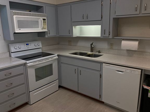 Recent appliances...plentiful cabinet space