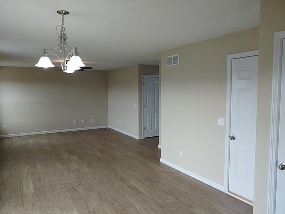 4th image of 105 Oxford Circle Ct