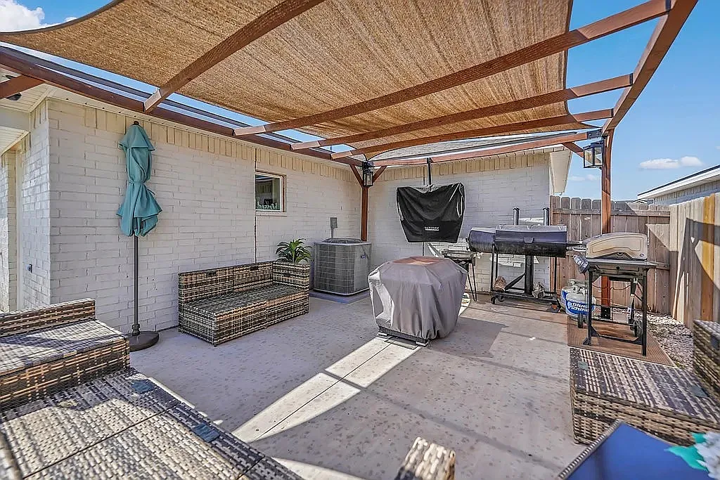 Near brand new 3 bd/2 bth home in quiet neighborhood! Turf backyard w/ pergola! All appliances! 1... — Photo 4