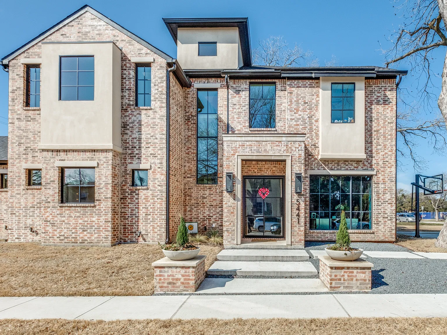 5 bed, 5.5 bath, 5003 sqft, $30,000 — Photo 3