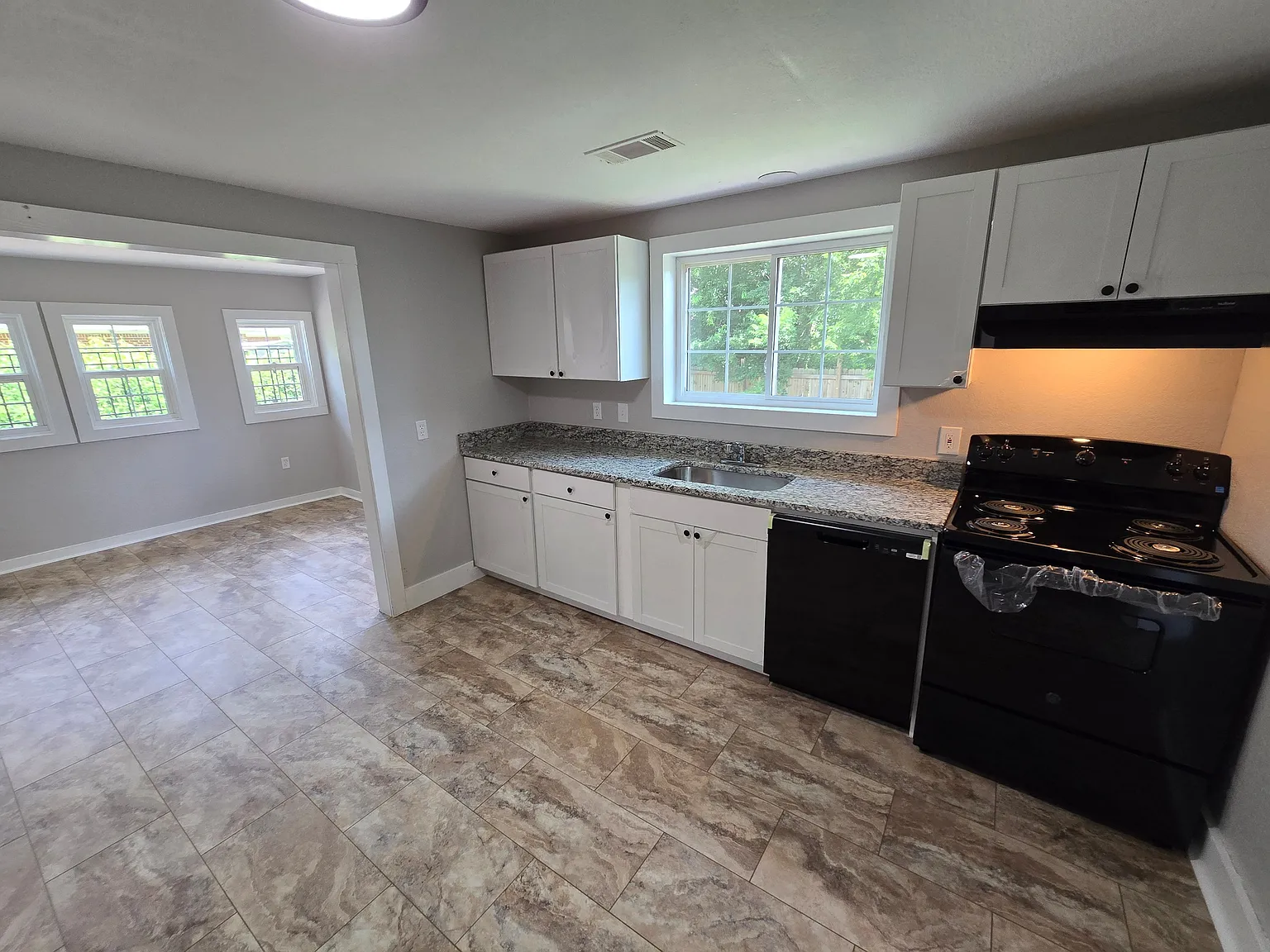 Comfortable & Practical 3-Bed Single-Story Home w/ Fenced Backyard — Photo 4