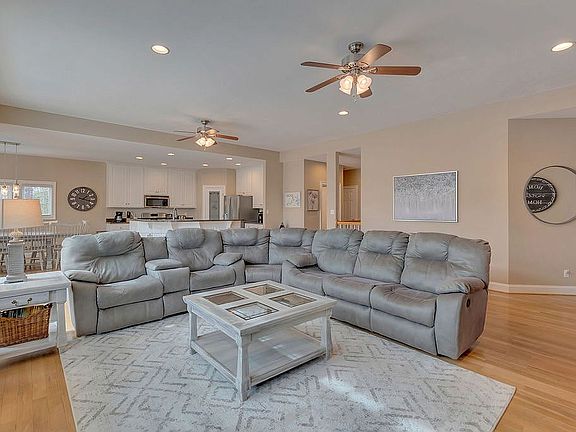 2nd image of 10 Laurel Ct