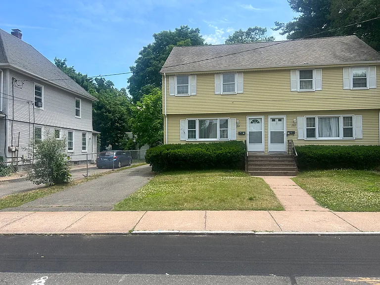 204 School St — Photo 3