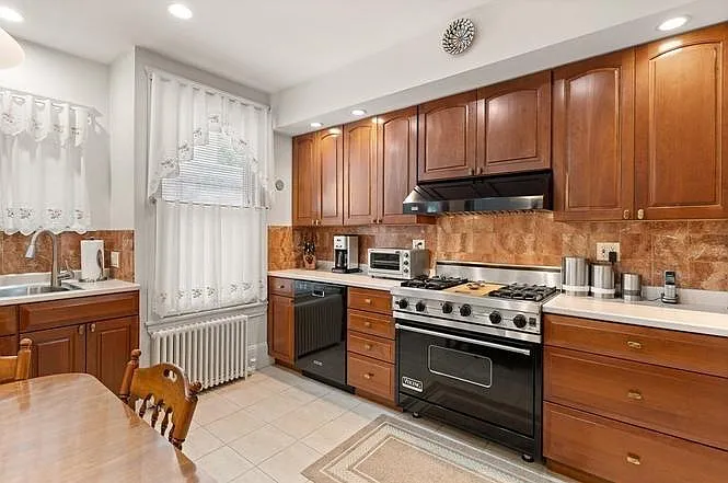 Kitchen, 4 burner stove + griddle, stainless steel appliances, ample cabinet storage