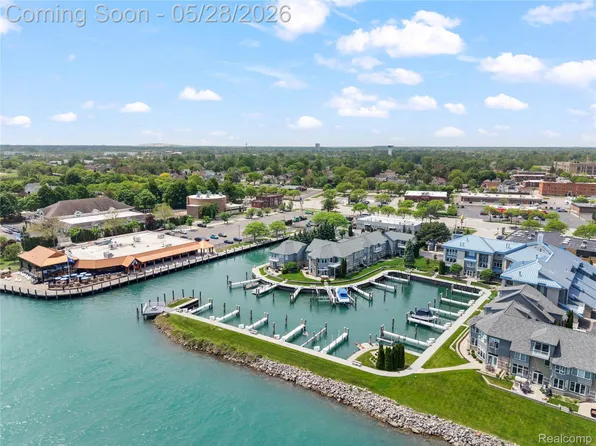 31 Kreger Dr, Wyandotte, MI 48192