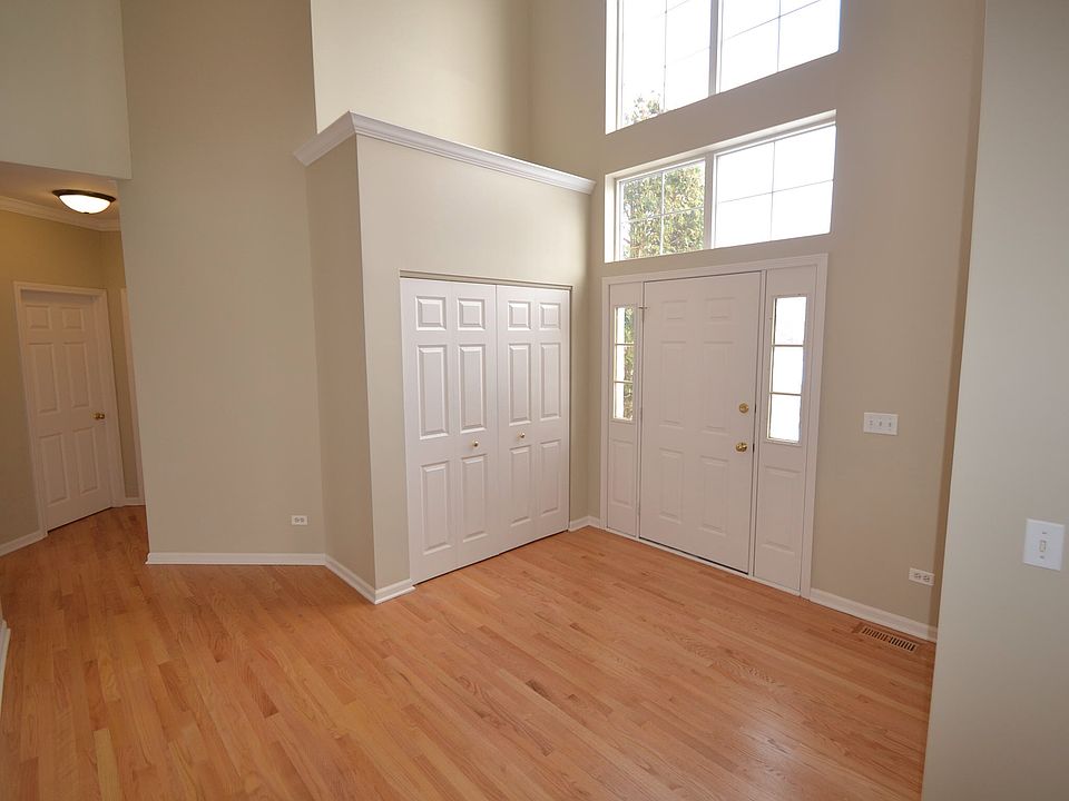 1st image of 546 Charlton Ct