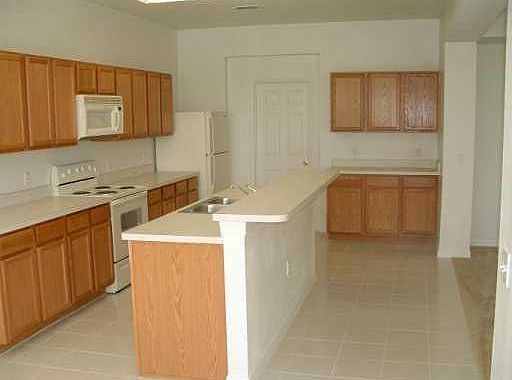 Lg Kit w/pantry thru door