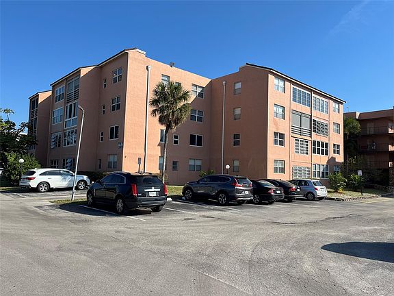 3rd image of 2861 Somerset Drive #101