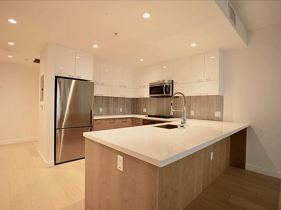 4th image of 400 S Broadway #3201