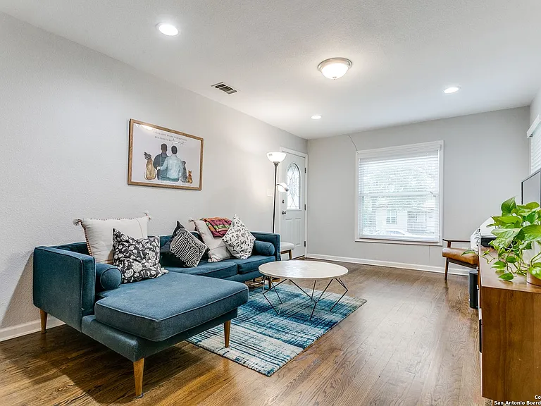 323 Byrnes Dr — Photo 2
