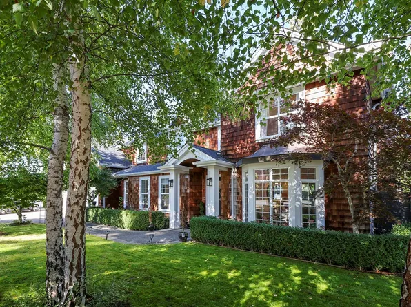 563 Eaglecrest Dr, Qualicum Beach, BC V9K 1E3