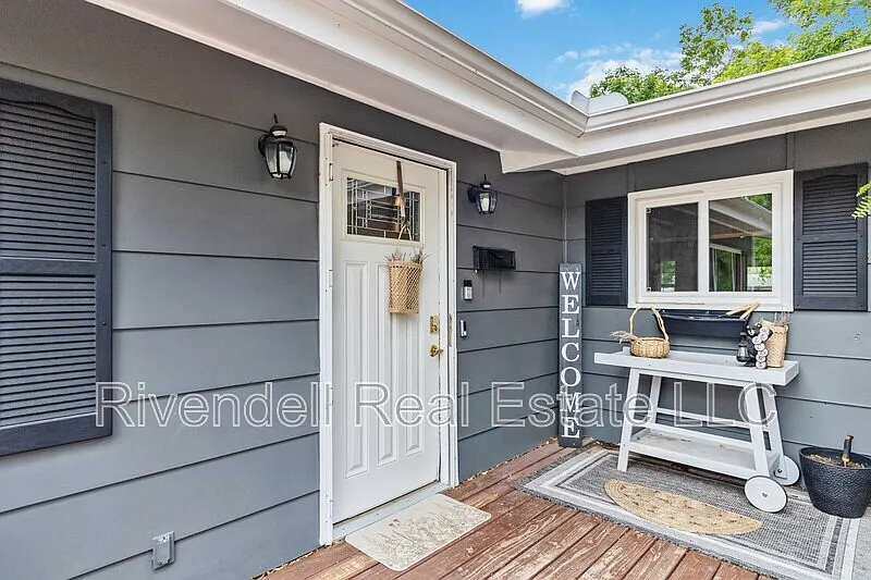 5 bed, 2.0 bath, 2778 sqft, $3,495 — Photo 2