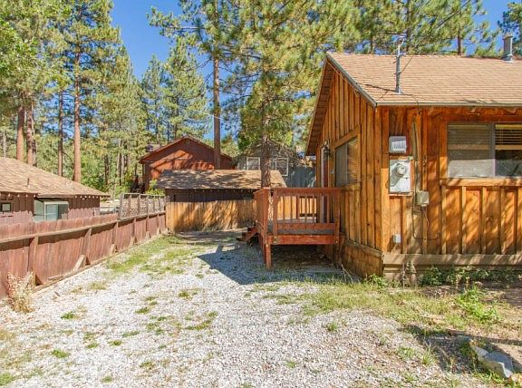 5th image of 621 Merced Ln