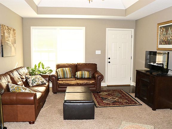 4th image of 590 Woodhaven Dr