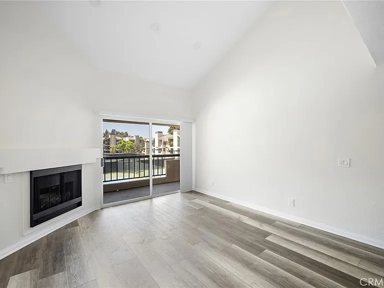 5565 Canoga Ave #307 — Photo 7