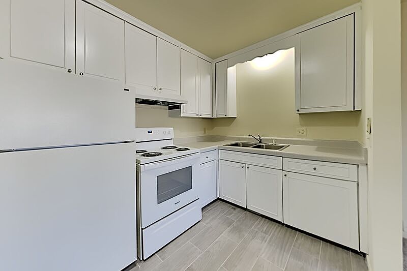 1st image of 550 E Bledsoe St #B22