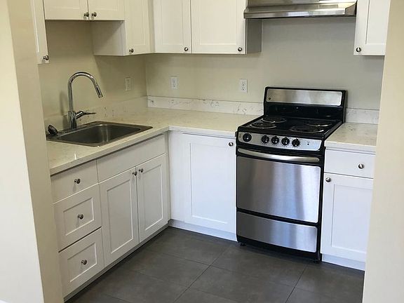 2nd image of 3720 Fillmore St #202