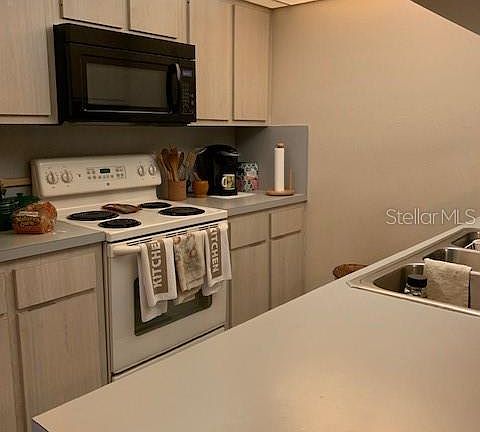 4th image of 1002 Royal Oak Blvd