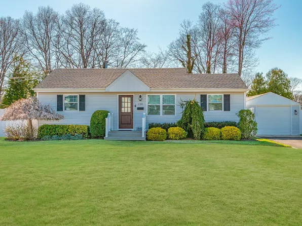 130 Meroke Lane, East Islip, NY 11730