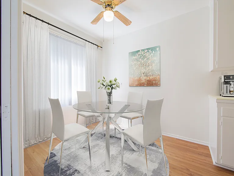 Gayley Manor Apartments — Photo 5