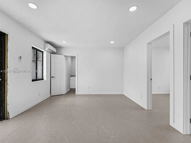 1368 W 29th St #2 — Photo 8