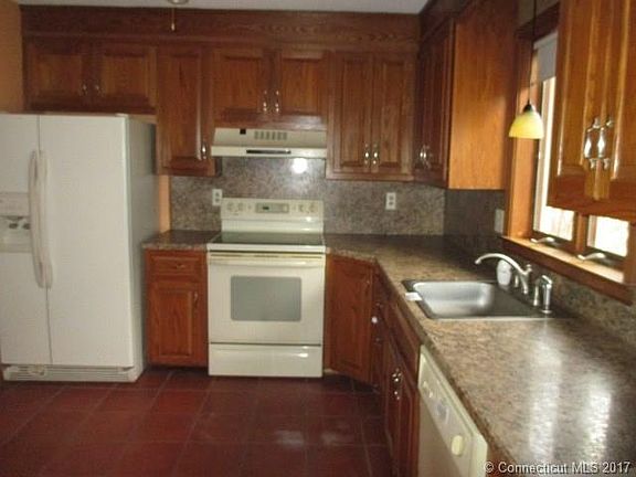 3rd image of 34 Candlewood Dr