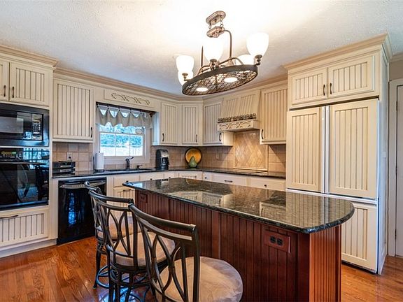 3rd image of 1322 Sommerset Dr