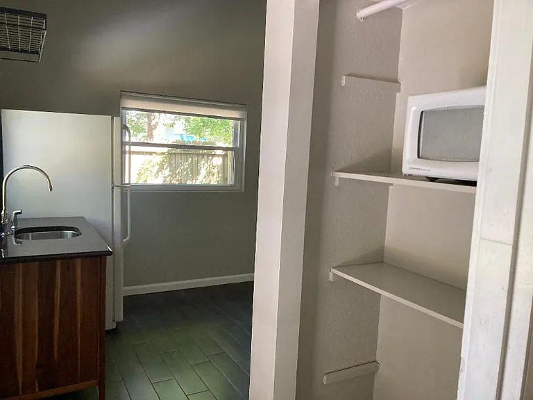 77 1/2 Lorillard Pl #B — Photo 4