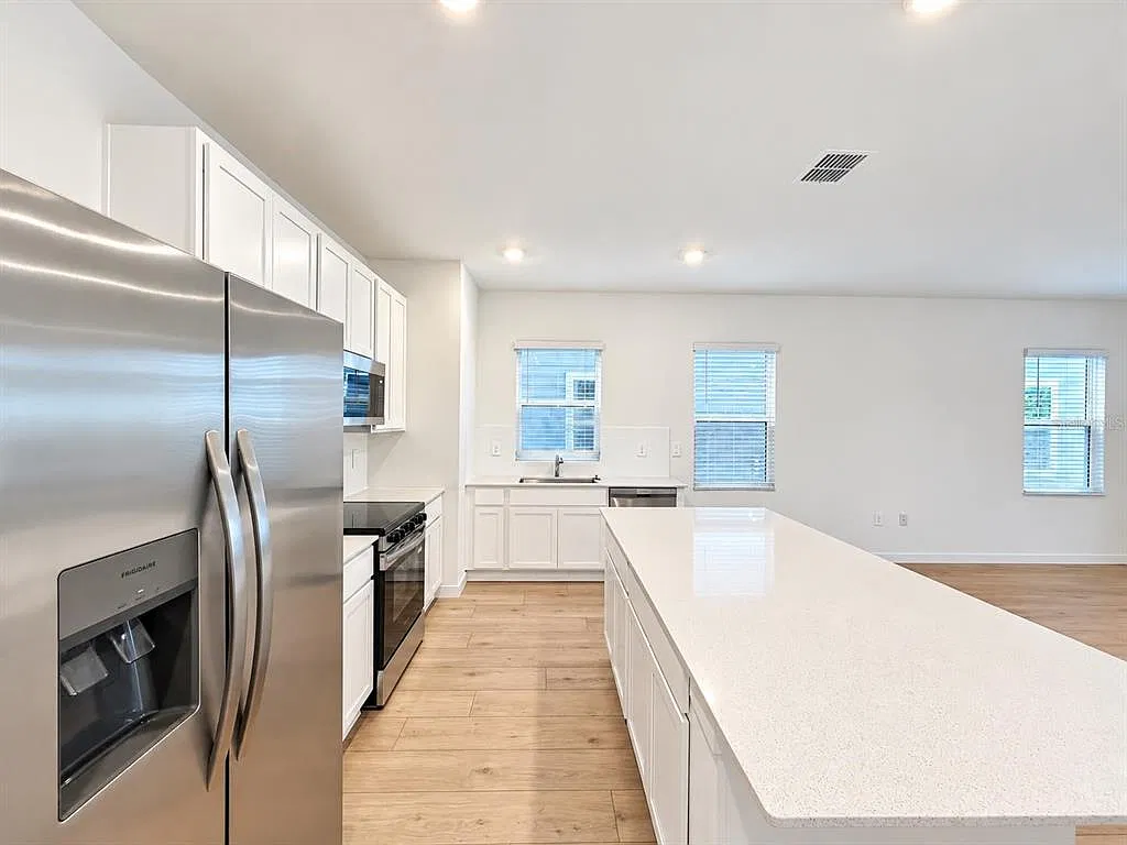 4 bed, 2.5 bath, 2071 sqft, $2,450 — Photo 3