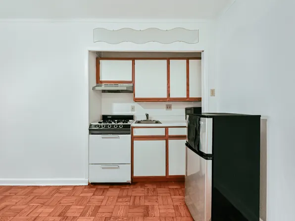 9430 Ridge Boulevard image 2 of 8