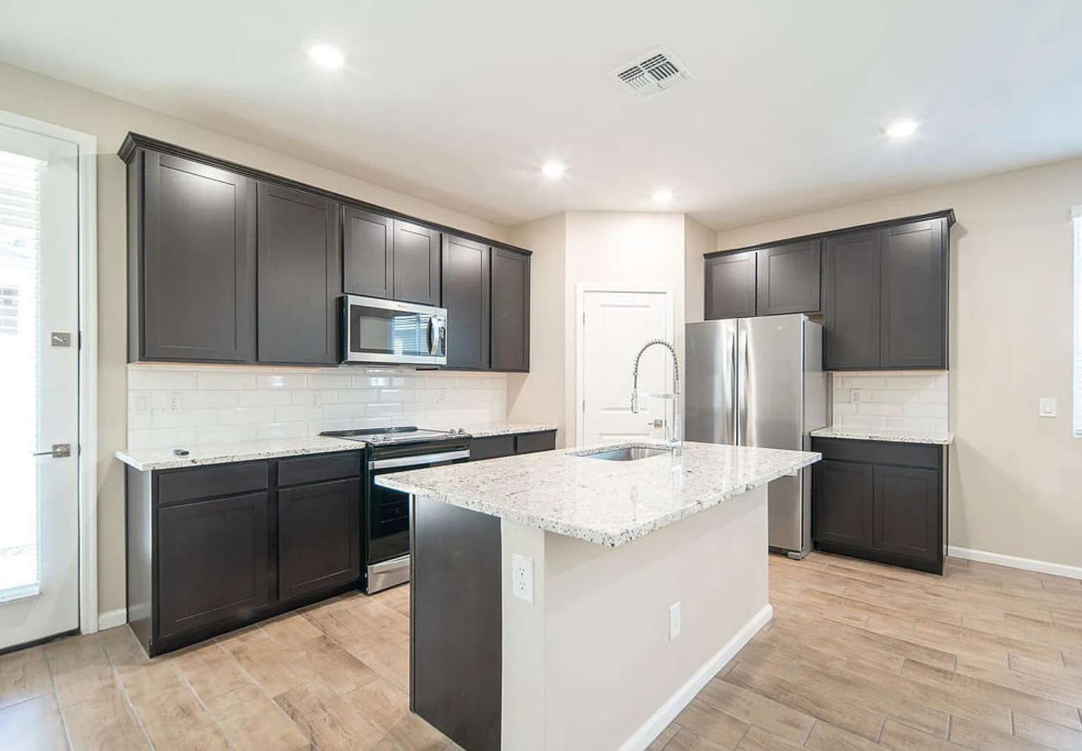 3 bed, 2.0 bath, 1361 sqft, $1,850 — Photo 4