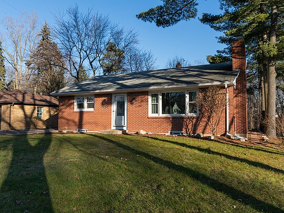2nd image of 2534 Carlton Ave NE