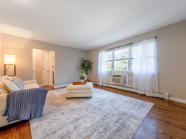 Center Grove Village — Photo 30