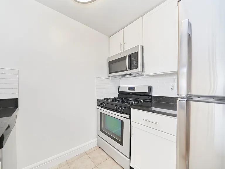 160 Riverside Blvd #16H — Photo 8
