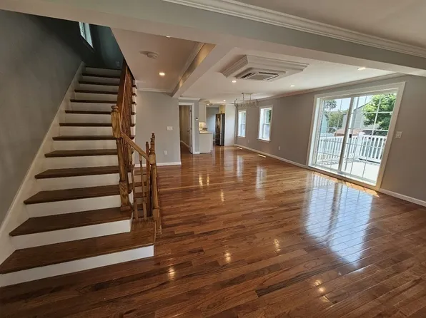 11 Radford Pl, Hyde Park, MA 02136