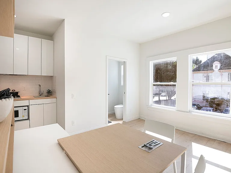8th Street Studios Near Downtown Los Angeles Move-In Special — Photo 44
