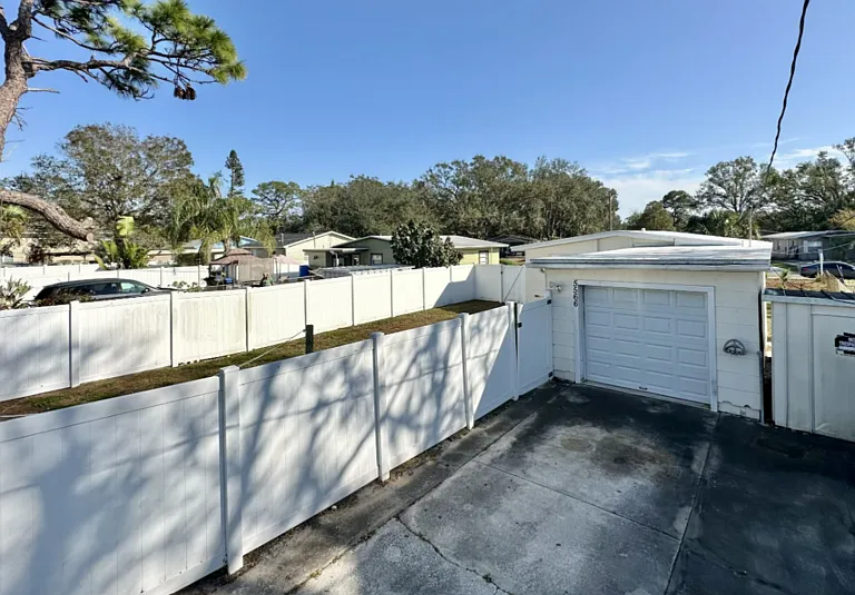 5566 Kelly Dr N — Photo 35